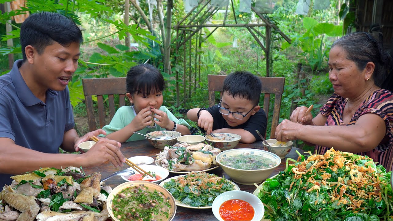 Cháo gà tre, gỏi rau càng cua đãi cháu Ngoại